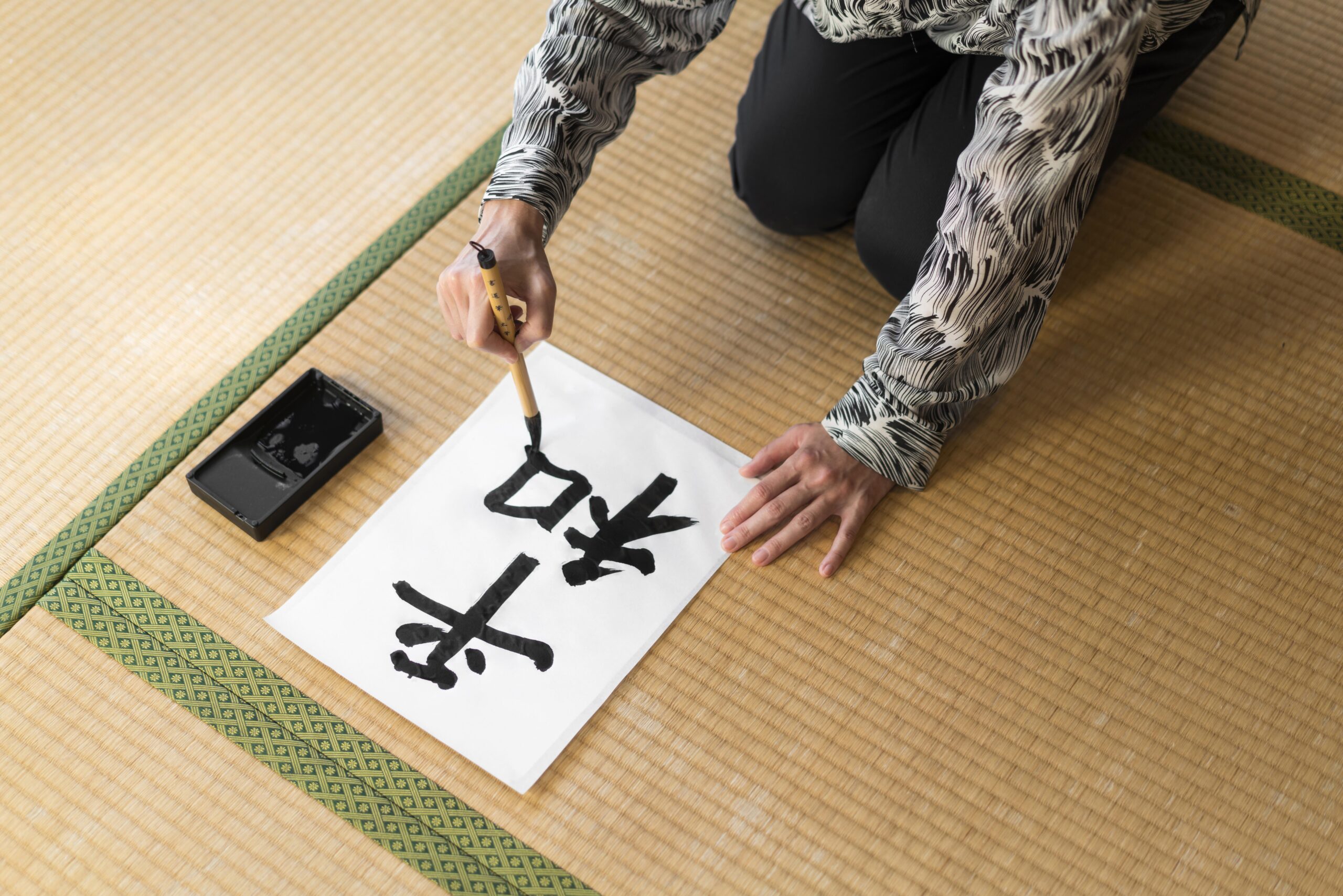 close-up-hand-painting-japanese-letter