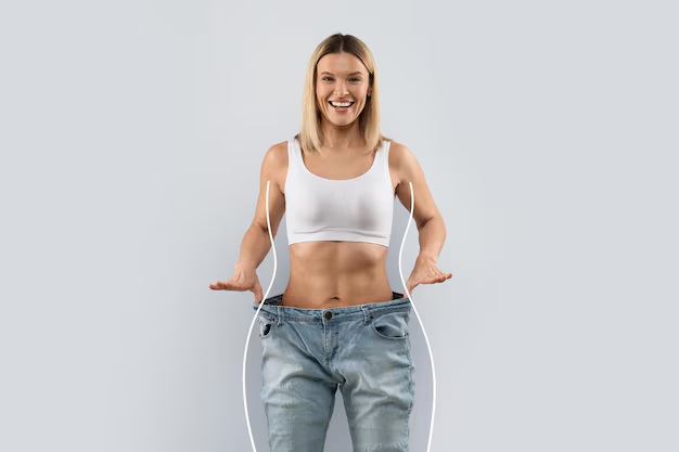 emotional-happy-woman-big-jeans-grey-background_116547-47371