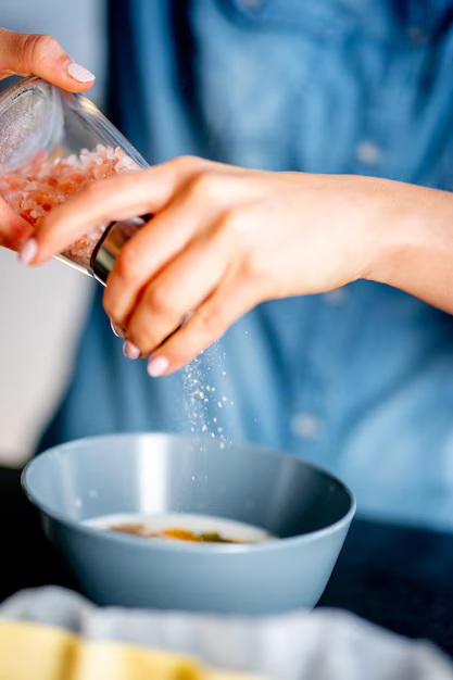 midsection-woman-preparing-food_1048944-24873938